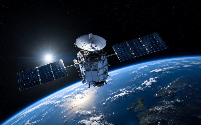 Can you see artificial satellites and space stations in the night sky? How to identify and observe them?