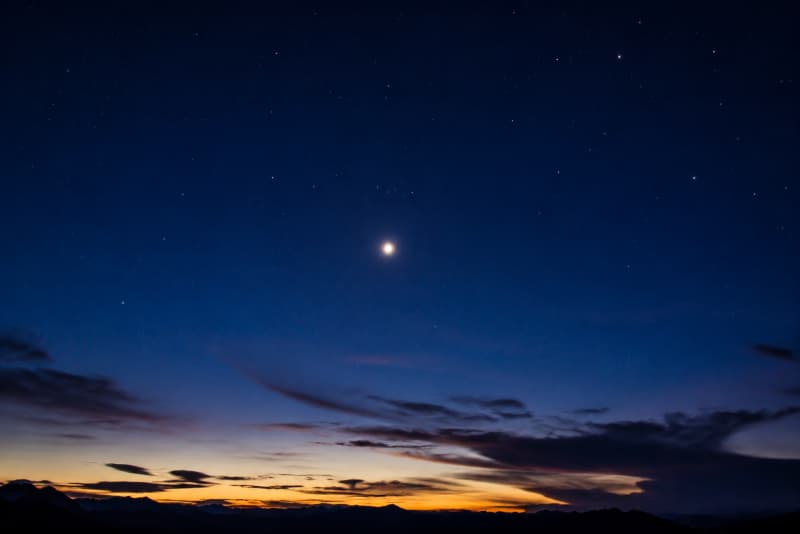 What equipment is needed for planetary observation? A guide to entry-level observing gear for amateur astronomers in North America.