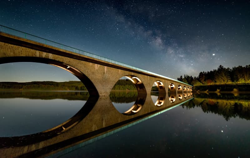 Where is Fomalhaut? An observation guide to the bright, solitary star in the southern autumn sky.